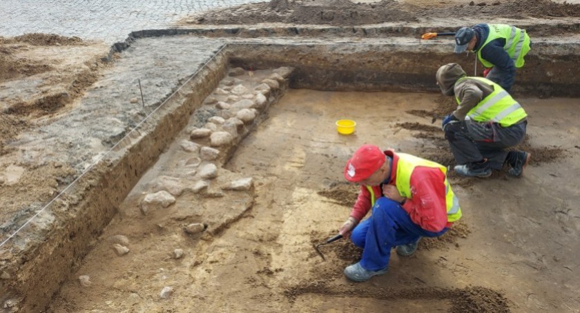 Na dziedzińcu Pałacu Branickich rozpoczęły się znów prace archeologiczne