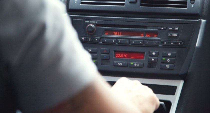 Włączone radio w trakcie jazdy samochodem to zagrożenie. Eksperci tłumaczą