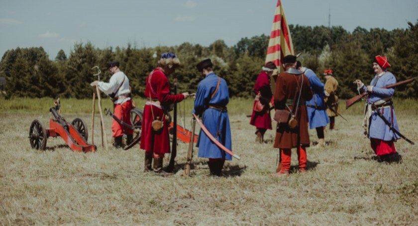Piknik patriotyczny w Olmontach: zmagania konne, wystrzały z armat, walki na szable