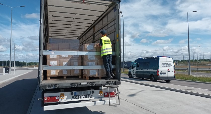 Inspektorzy Transportu Drogowego kontrolują ciężarówki. Chodzi o wprowadzone ograniczenia w okresie wakacyjnym
