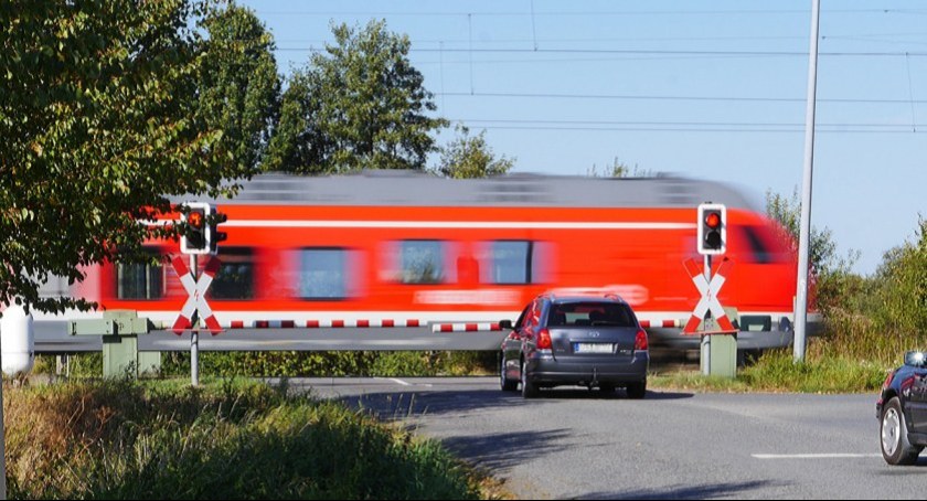 Co robić, gdy auto stanie na torach? [WIDEO]