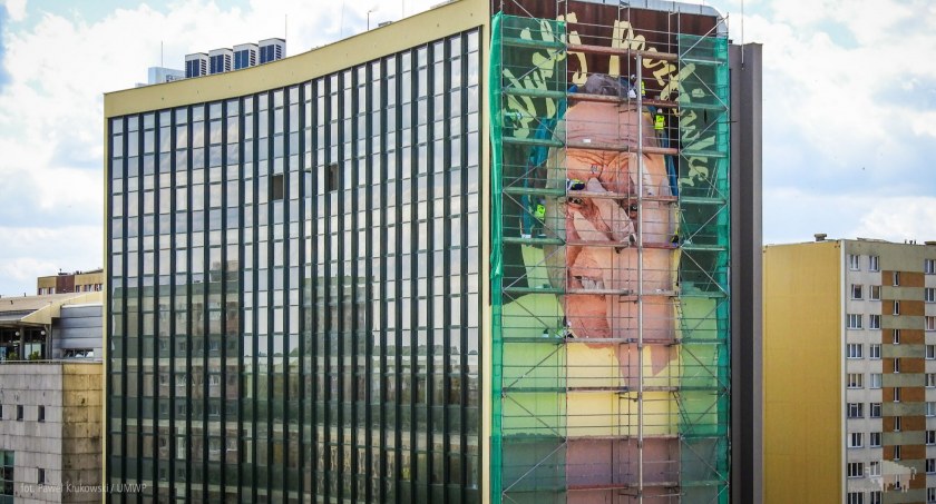 Mural z Babcią Eugenią już powstaje. Lada moment będzie gotowy. Czy będzie się nim lansował Rafał Rudnicki?