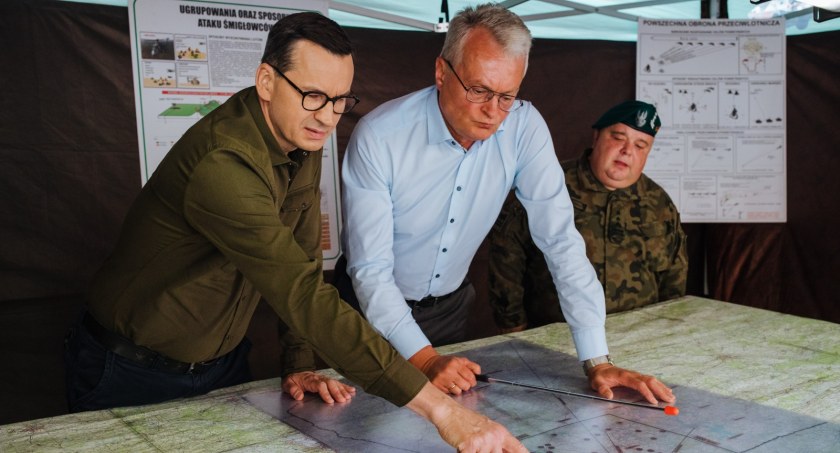 Premier Morawiecki i prezydent Litwy Nauseda na Przesmyku Suwalskim. Możliwe jest całkowite zamknięcie granic z Białorusią