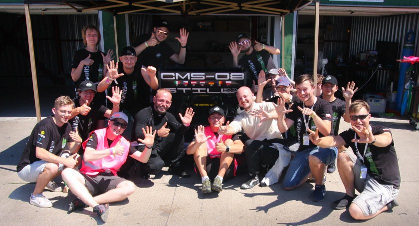 Drużyna bolida Politechniki Białostockiej na 1. miejscu w klasyfikacji generalnej Formula Student!