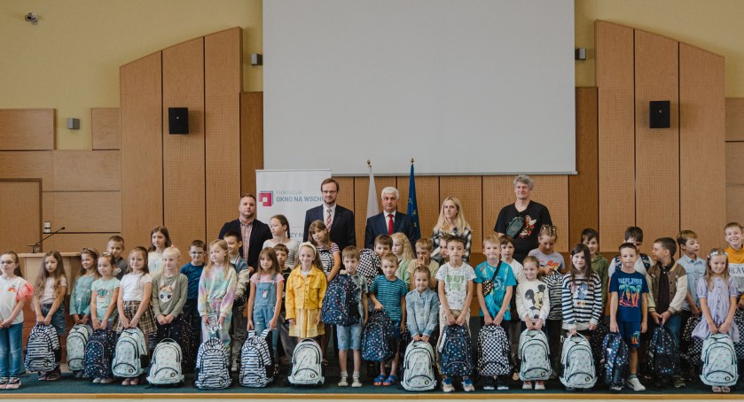 Dzieci z Białorusi i Ukrainy mieszkające w naszym regionie dostały wyprawki szkolne