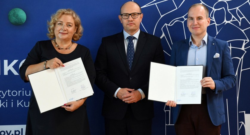 Ministerstwo Cyfryzacji podpisało umowę z Książnicą Podlaską. Zbiory będą dostępne na kronika.pl