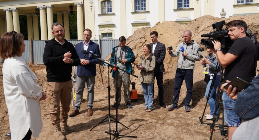 Ostatnie badania na dziedzińcu Pałacu Branickich przyniosły odkrycie kilku tysięcy zabytków