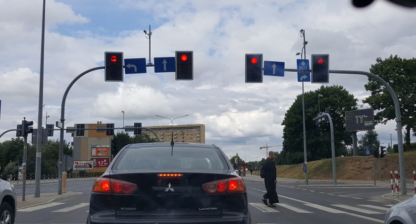 Zmorą polskich kierowców jest wciąż przejeżdżanie na czerwonym świetle