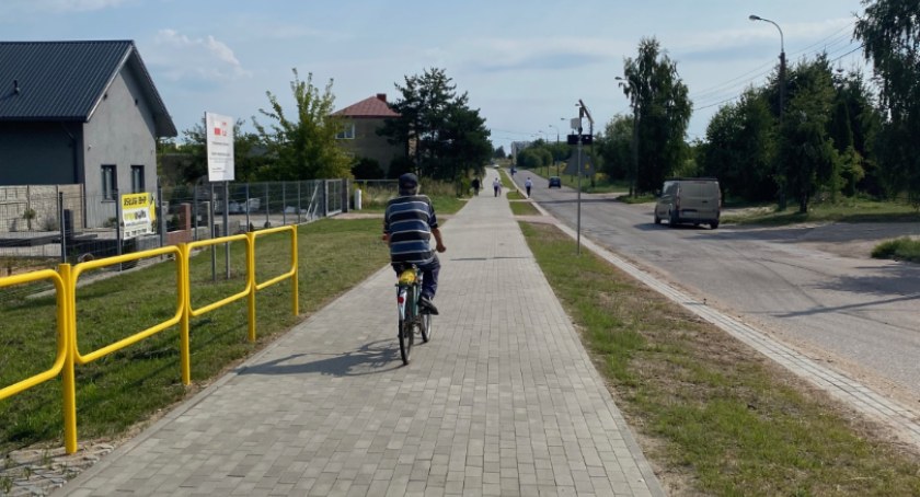 Ścieżka pieszo – rowerowa wzdłuż ul. Żwirki i Wigury w Łapach już gotowa