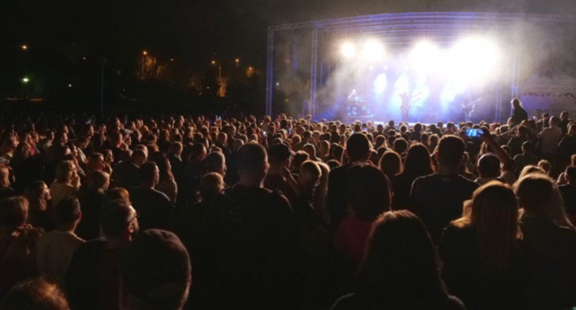 Przed Spodkami tłumy ludzi na rockowym koncercie