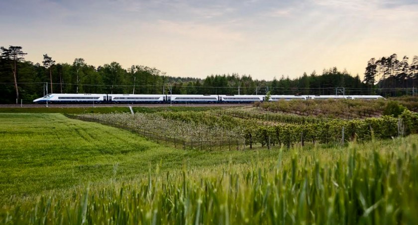 Polacy na wakacjach wybierali podróż koleją. PKP Intercity przewiozło ponad 20 mln pasażerów