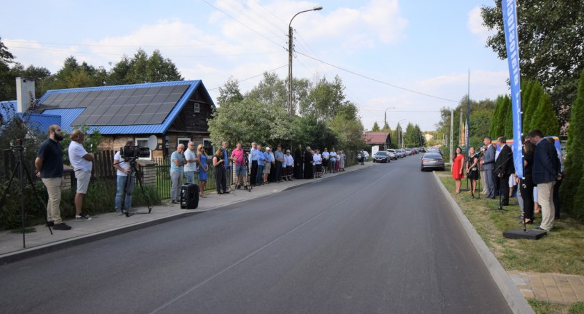 Mieszkańcy Dąbrówek w gminie Wasilków mają w końcu nową drogę