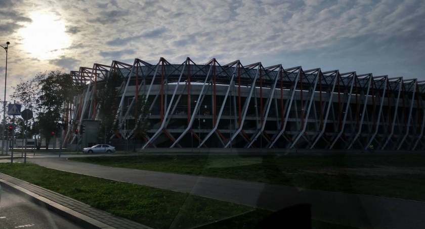 Kibicowscy chuligani wtargnęli do autobusu wiozącego młodzież na mecz. Wszystko działo się na Stadionie Miejskim w Białymstoku
