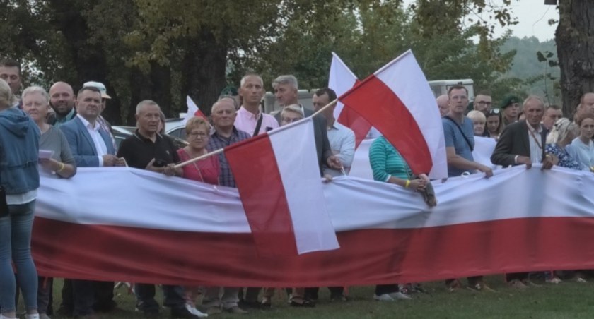 Mielnik. Łańcuch poparcia i koncert w obronie polskiego wojska i funkcjonariuszy