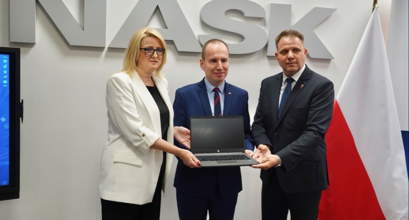 Ministerstwo Cyfryzacji przekazało 60 mobilnych pracowni komputerowych do podlaskich szkół