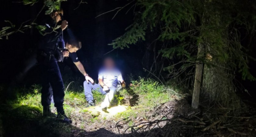 Policjanci pełniący służbę na granicy  Białorusią pomogli zagubionemu grzybiarzowi