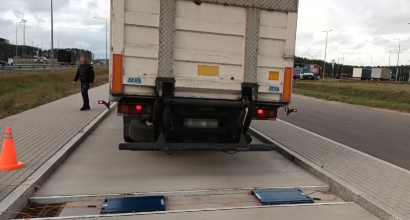 Inspektorzy WITD zatrzymali ciężarówki. Jechały po podlaskich drogach zbyt przeciążone