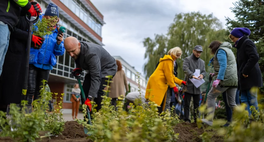 Teren Politechniki będzie miał więcej zieleni. Społeczność akademicka posadziła prawie 1200 roślin