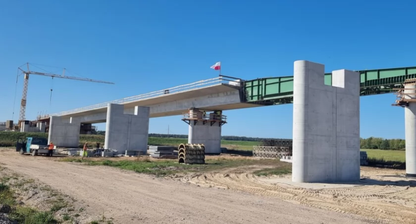 Most na Narwi pnie się w górę. Via Baltica poprowadzi bezpiecznie kierowców nad rzeką