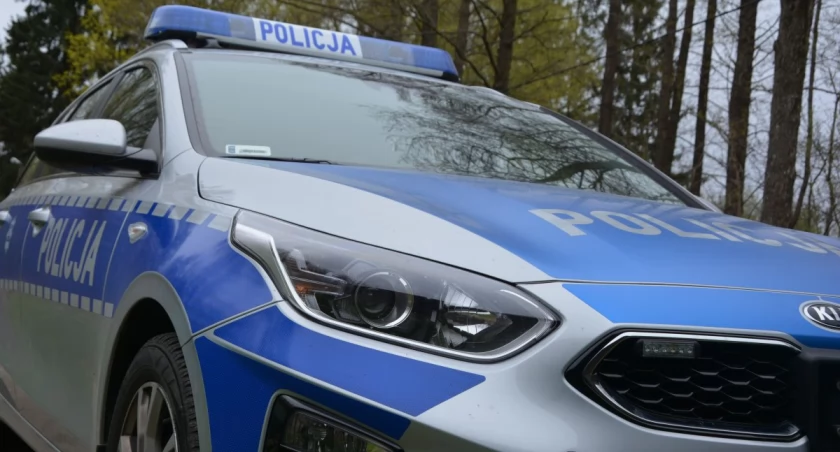 Młody mężczyzna całą noc spędził w lesie Odnaleźli go policjanci