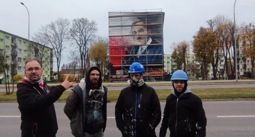 Na bloku przy ulicy Broniewskiego powstał mural z wizerunkiem Romana Dmowskiego