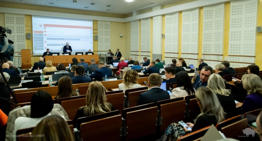 Budżetowa sesja Sejmiku Województwa Podlaskiego zaczęła się od zaprzysiężenia nowych radnych