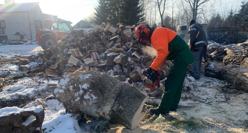 Gmina Choroszcz pomaga mieszkańcom ofiarując im darmowy opał