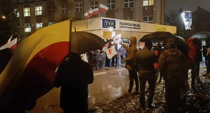 Tusk z pułkownikiem Sienkiewiczem wkurzyli ludzi. Pod siedzibą TVP dużo więcej protestujących