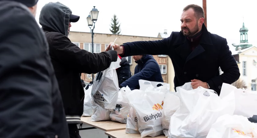 W Białymstoku rozdano paczki żywnościowe osobom potrzebującym