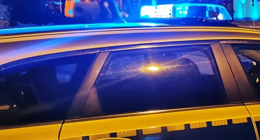 Poszukiwany jechał bez podświetlonej tablicy rejestracyjnej. Dlatego wpadł