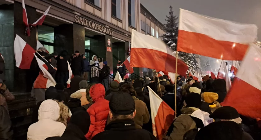 Białostoczanie protestowali pod budynkiem sądu okręgowego przeciwko uwiezieniu posłów Kamińskiego i Wąsika