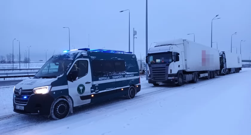 Zatrzymany przez inspektorów WITD kierowca poniesie konsekwencje nie tylko za wyprzedzanie