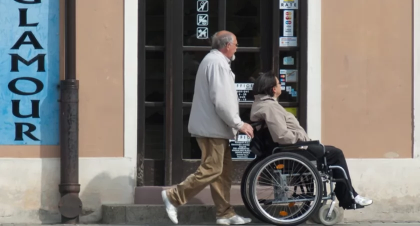 Świadczenie wspierające a składki emerytalne i ubezpieczenie zdrowotne. Opiekun ma do nich prawo