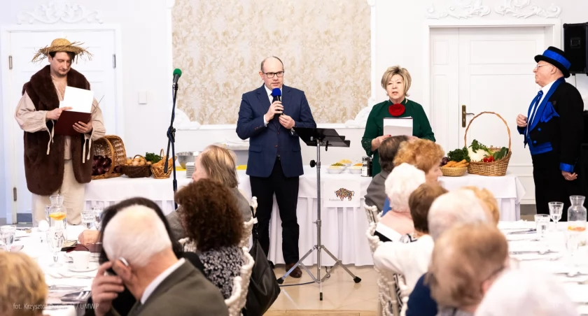 Podczas obiadów czwartkowych seniorzy uczyli się przygotowywania potraw z czosnkiem i wędzonką