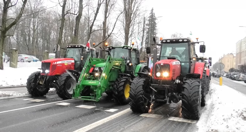 Rolnicy rozpoczynają strajk generalny. Będą blokady na wielu drogach. Rozmowa video z rolnikiem