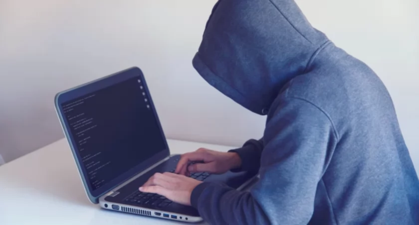 Poczta ostrzega przed oszustami i zaleca czujność