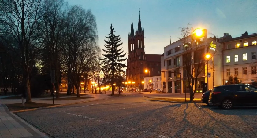 Pluł na krzyż i rzucał mszał na ziemię. Białostoczanin trafił w ręce Policji