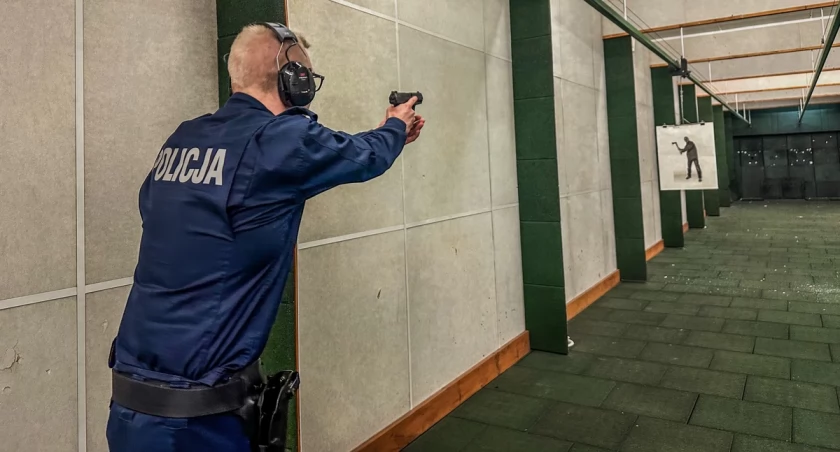 Policjanci stale muszą się szkolić. Ostatnio ćwiczyli umiejętności strzeleckie