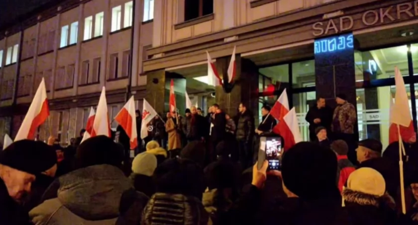 Protest pod Sądem Okręgowym w Białymstoku. Solidarność w Warszawie nie będzie niosła białych flag