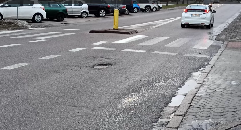 Na niektórych ulicach struktura jezdni jest taka, że i ser szwajcarski by się powstydził