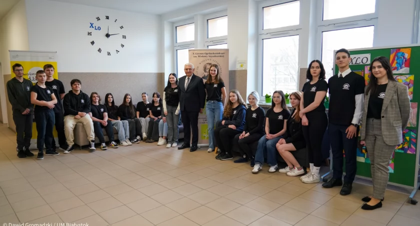 Uczniowie szkół średnich będą mogli przygotować i wybrać projekty do szkolnych budżetów obywatelskich