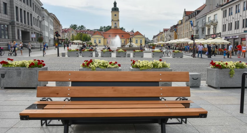 Drugie podejście do budowy zielonych ławek na Rynku Kościuszki na razie zakończone