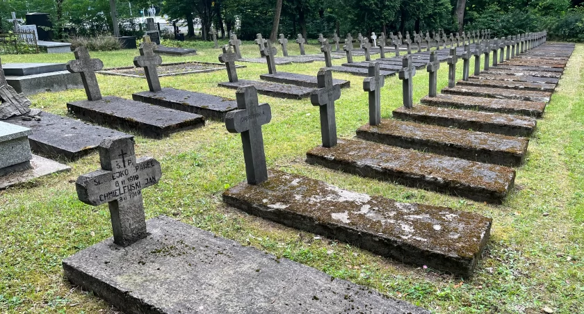 Na Cmentarzu Wojskowym będą wymieniane nagrobki