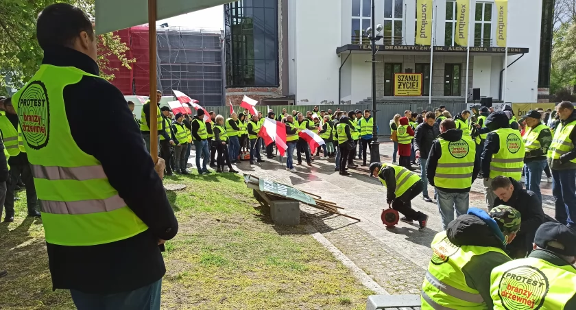 Moratorium Hennig-Kloski zaorało branżę drzewną. Wielki protest w Białymstoku