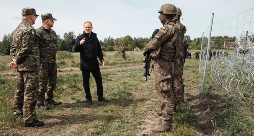 Donald Tusk nagle przypomniał sobie, że trzeba chronić granicę Polski. Po ponad 3 latach uświadomił sobie wojnę hybrydową