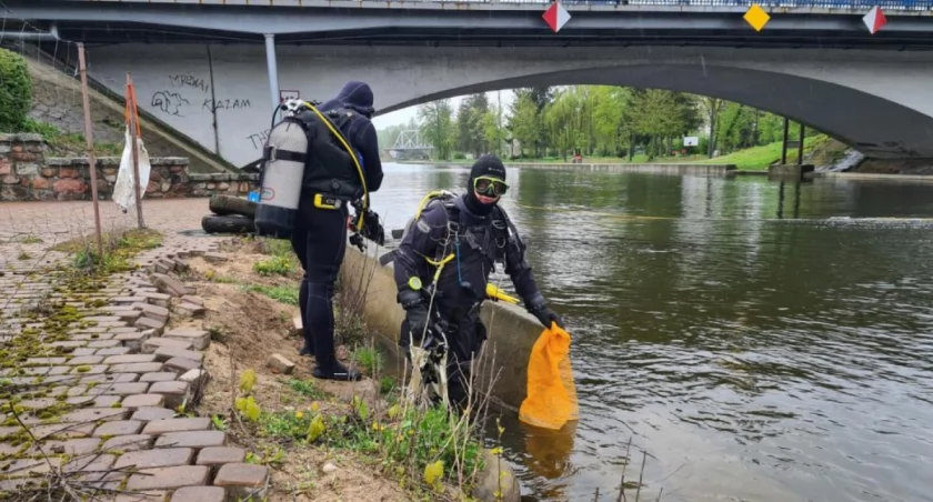 W dopływie Narwi płetwonurkowie znaleźli kłodę drewna sprzed ponad 10 lat