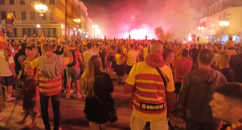 Jagiellonia Mistrzem Polski. Kibice fetowali w centrum Białegostoku kilka godzin