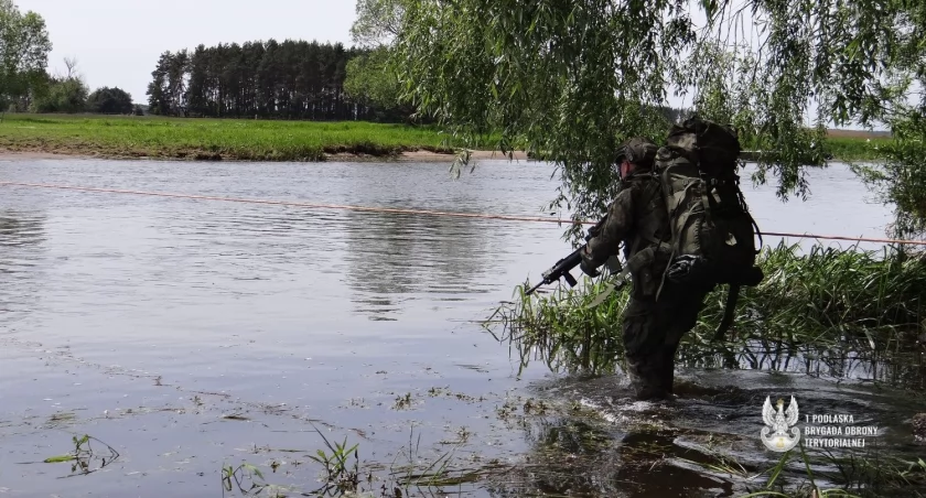 Wodną przeprawę na poligonie ćwiczyli podlascy terytorialsi