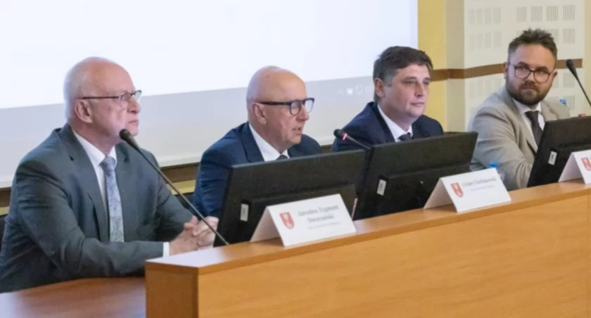 „Słuchaj, niech on teraz… Niech on spie**ala” – radni KO sami nagrali się na sesji Sejmiku