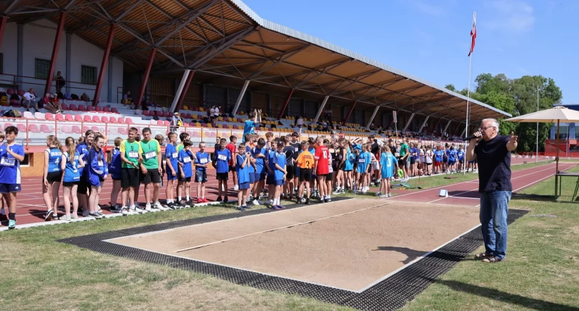 Na stadionie lekkoatletycznym w Białymstoku zmagali się młodzi sportowcy
